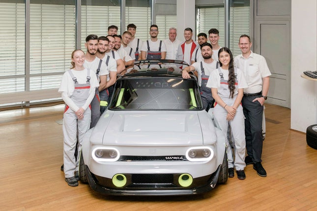 Vorderansicht des Audi Project EP4, umgeben von einem Team